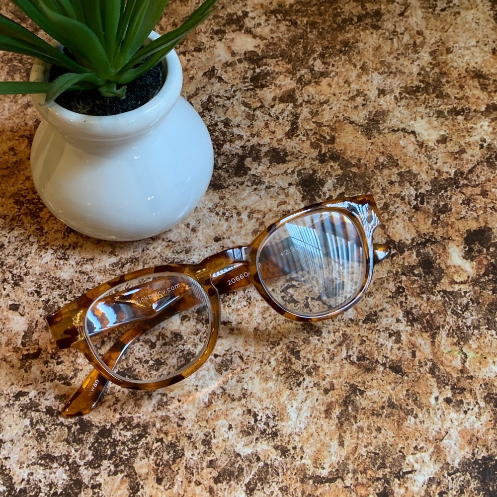 🌹wink by icu eyewear • EUC Tortoiseshell Round Frame reading glasses - +2.50